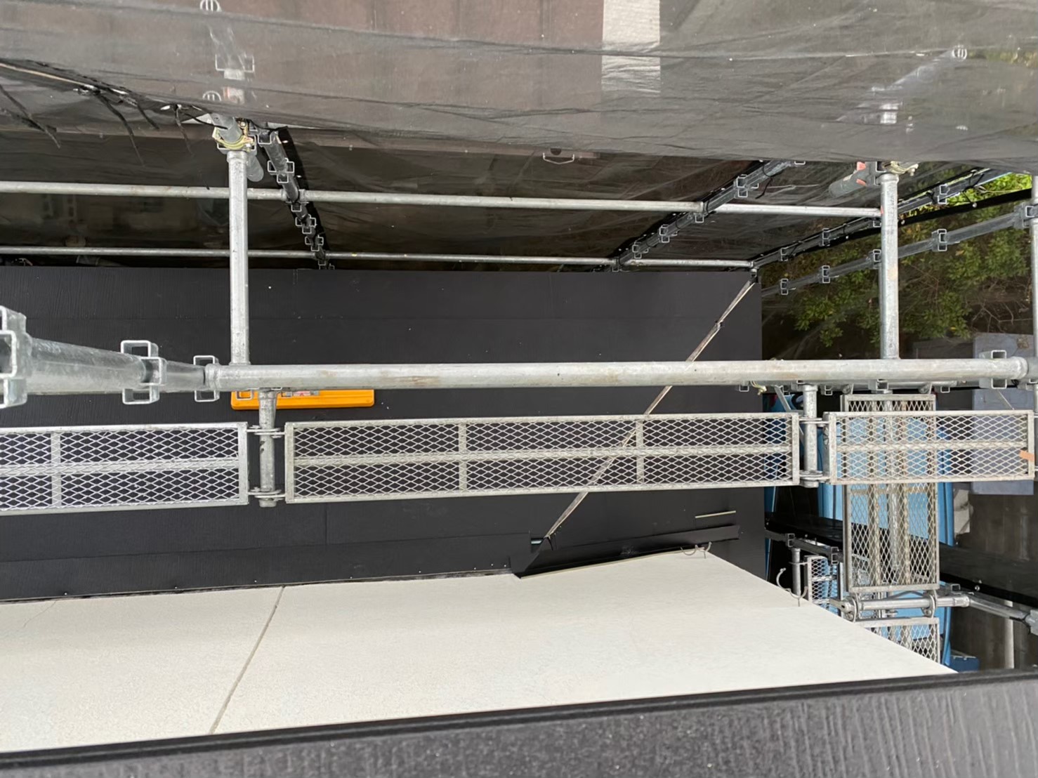 下屋根にガルテクト使用